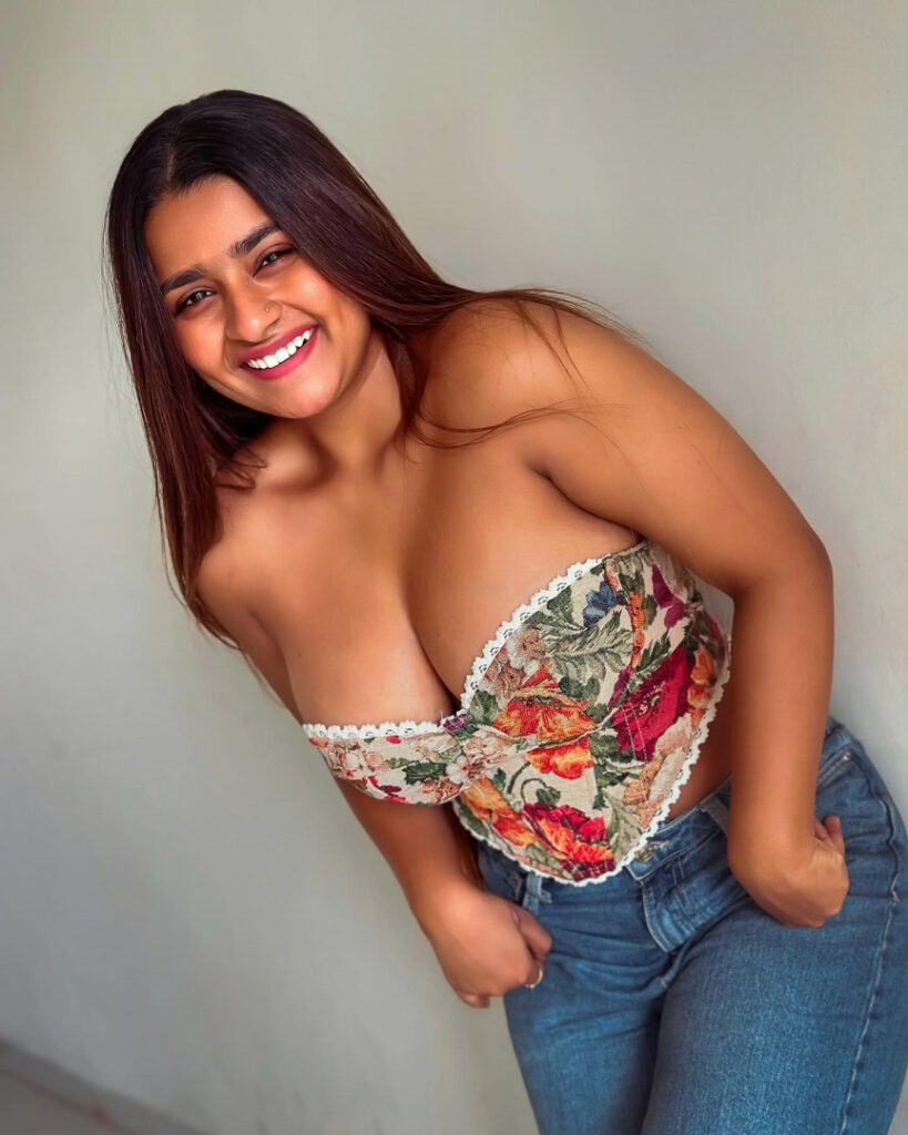 Instagram – SUHANA KHAN – Nude