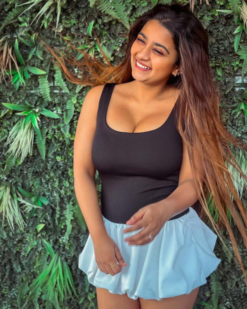 Instagram – SUHANA KHAN – Nude