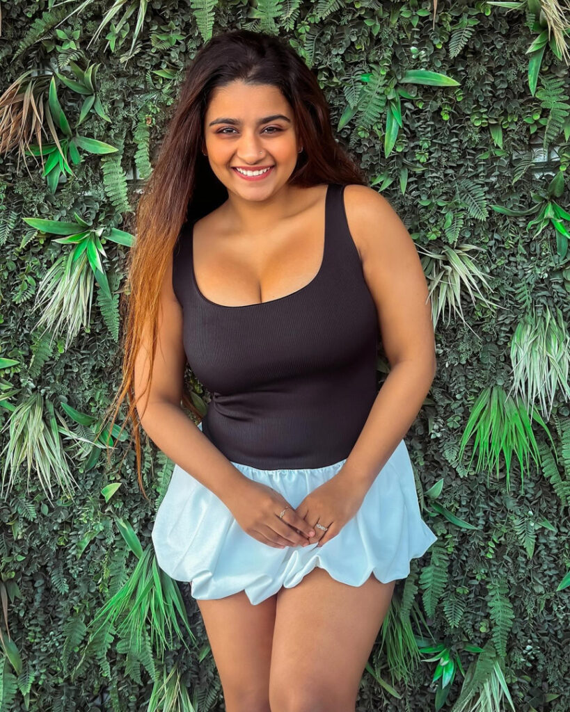 Instagram – SUHANA KHAN – Nude