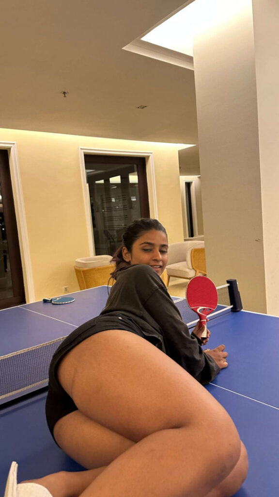 Instagram – SUHANA KHAN – Nude