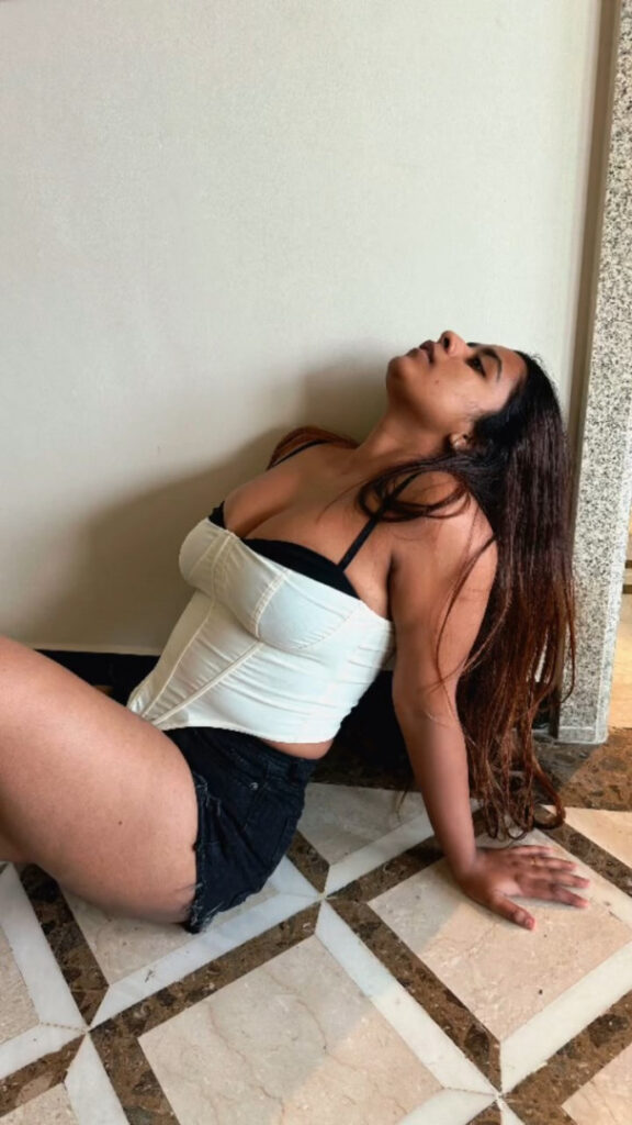 Instagram – SUHANA KHAN – Nude