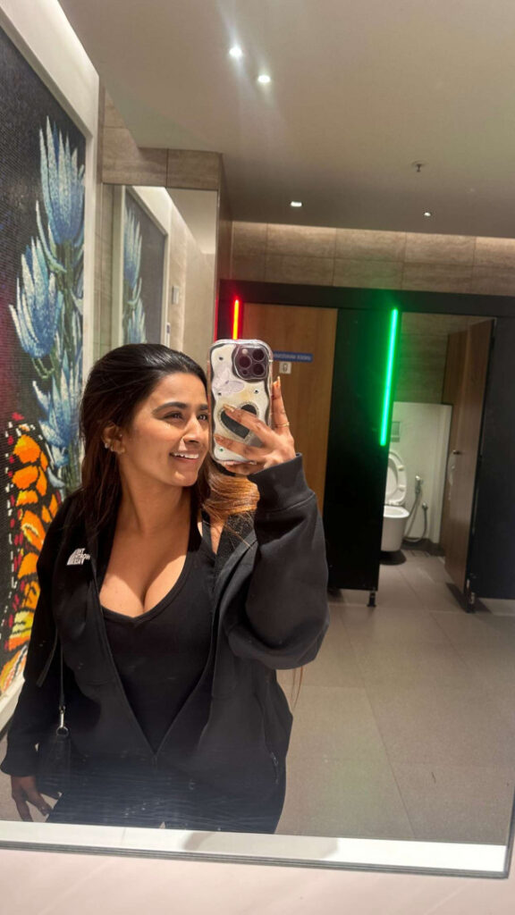 Instagram – SUHANA KHAN – Nude