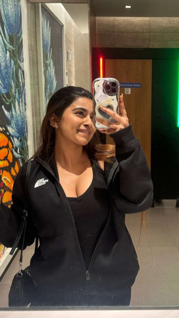 Instagram – SUHANA KHAN – Nude