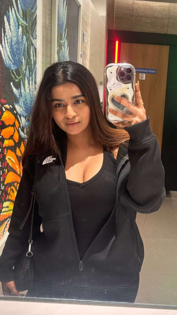 Instagram – SUHANA KHAN – Nude