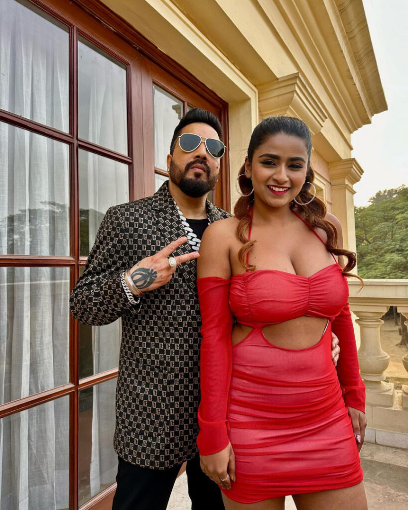 Instagram – SUHANA KHAN – Nude