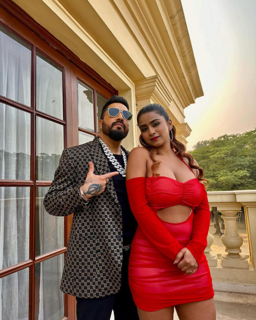 Instagram – SUHANA KHAN – Nude