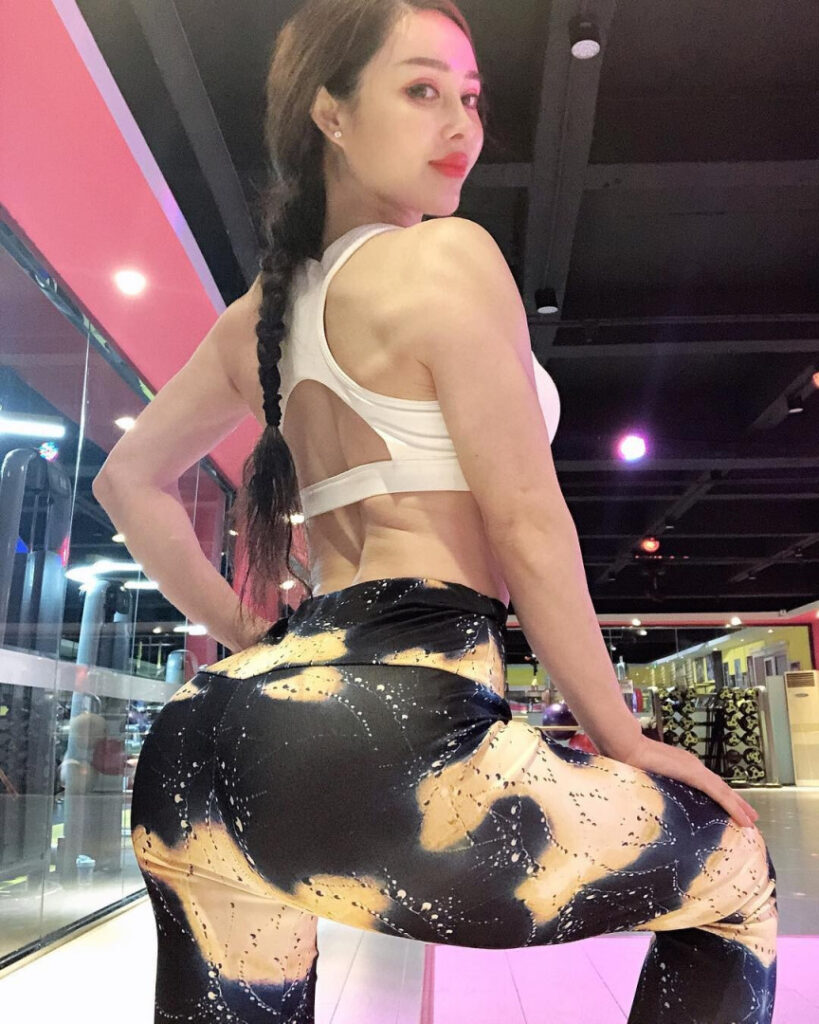 Instagram – Yuan Herong – Nude