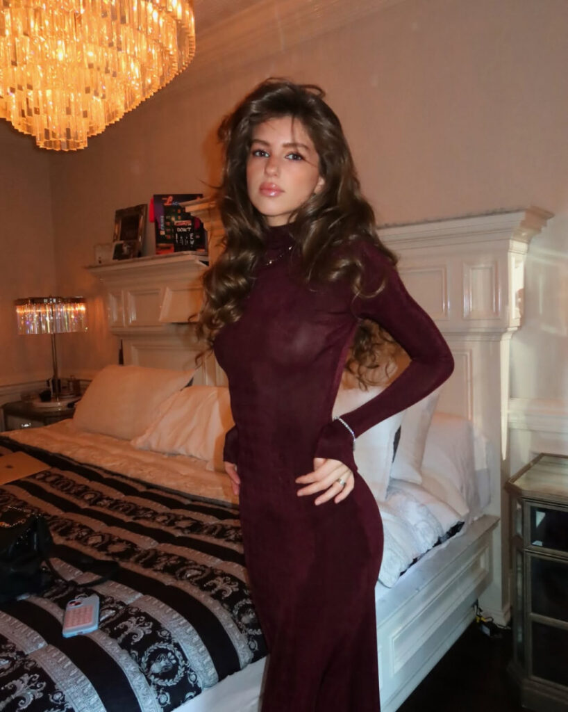 TikTok – Instagram – Petite – AnneMarie Morin – Nude