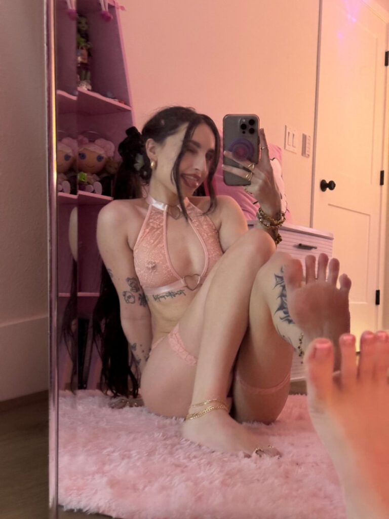 ASMR – Youtube – beebee ASMR – Nude