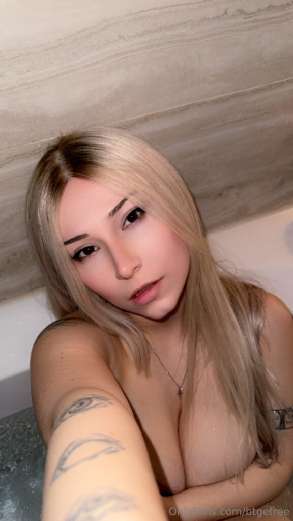 OnlyFans – T H I C C – bigtittygothegg – Nude