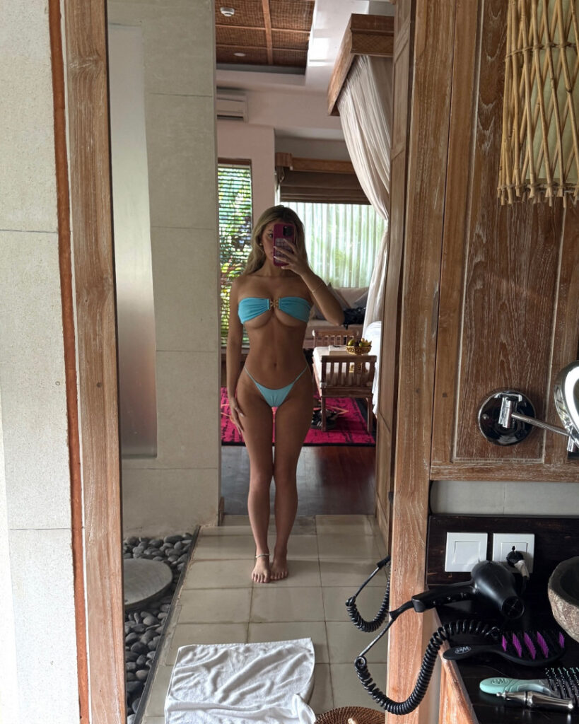 TikTok – Breckie Hill / @breckiehill – Nude