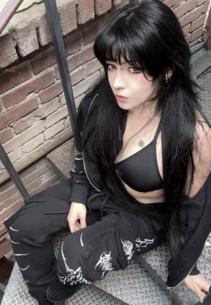 Instagram – BuffGothMom – Nude