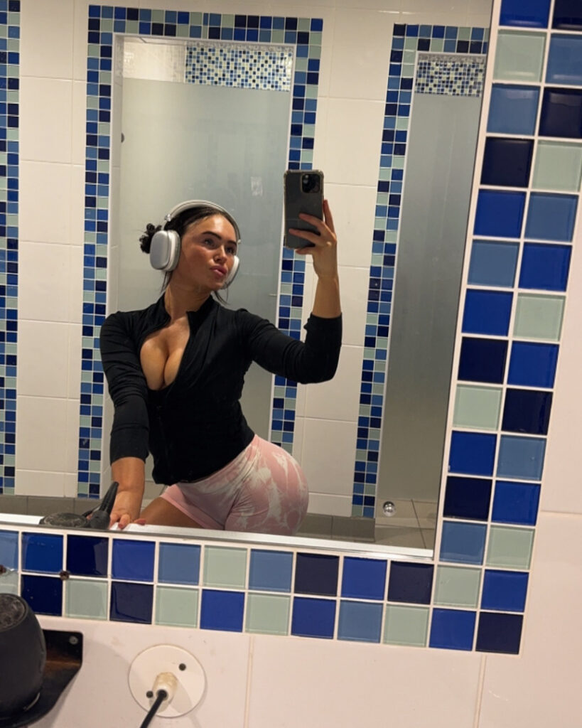 Instagram – Ciara Wilmot – Nude