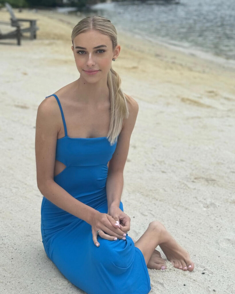 Instagram – Claire Jameson itsclairejameson – Nude