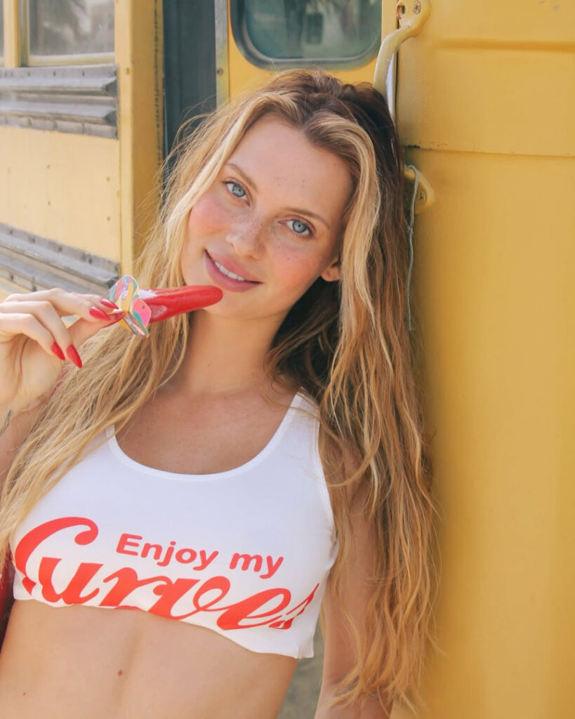 Instagram – Darja Sobakinskaja / Darivo – Nude