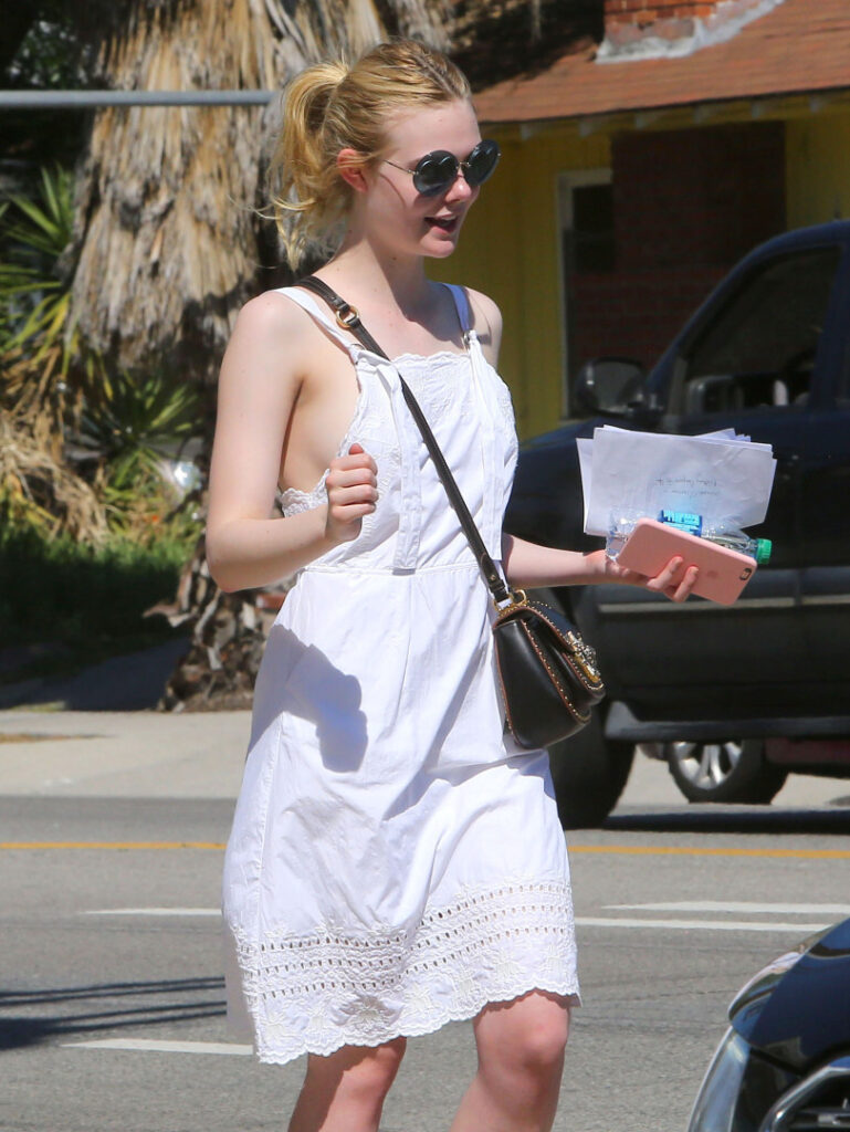 Celeb – Elle Fanning – Nude