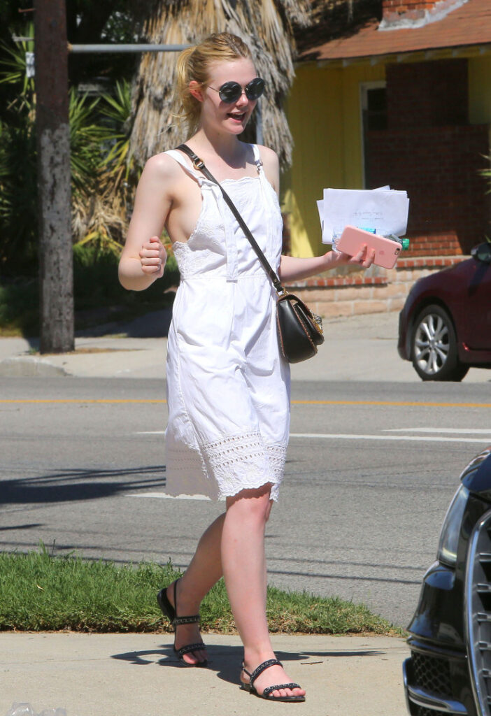 Celeb – Elle Fanning – Nude