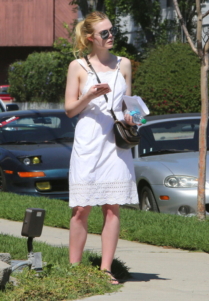 Celeb – Elle Fanning – Nude