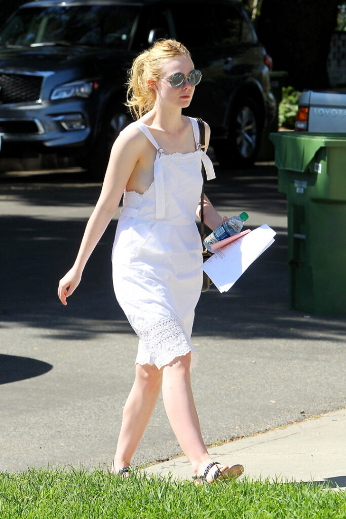 Celeb – Elle Fanning – Nude