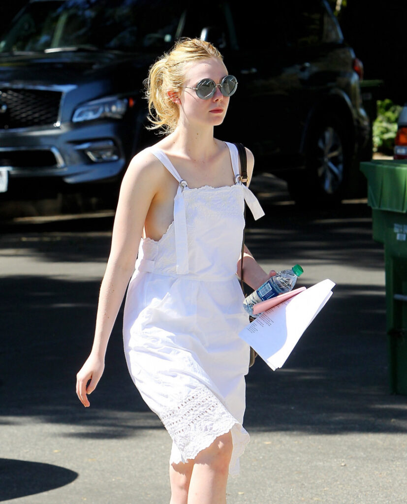 Celeb – Elle Fanning – Nude