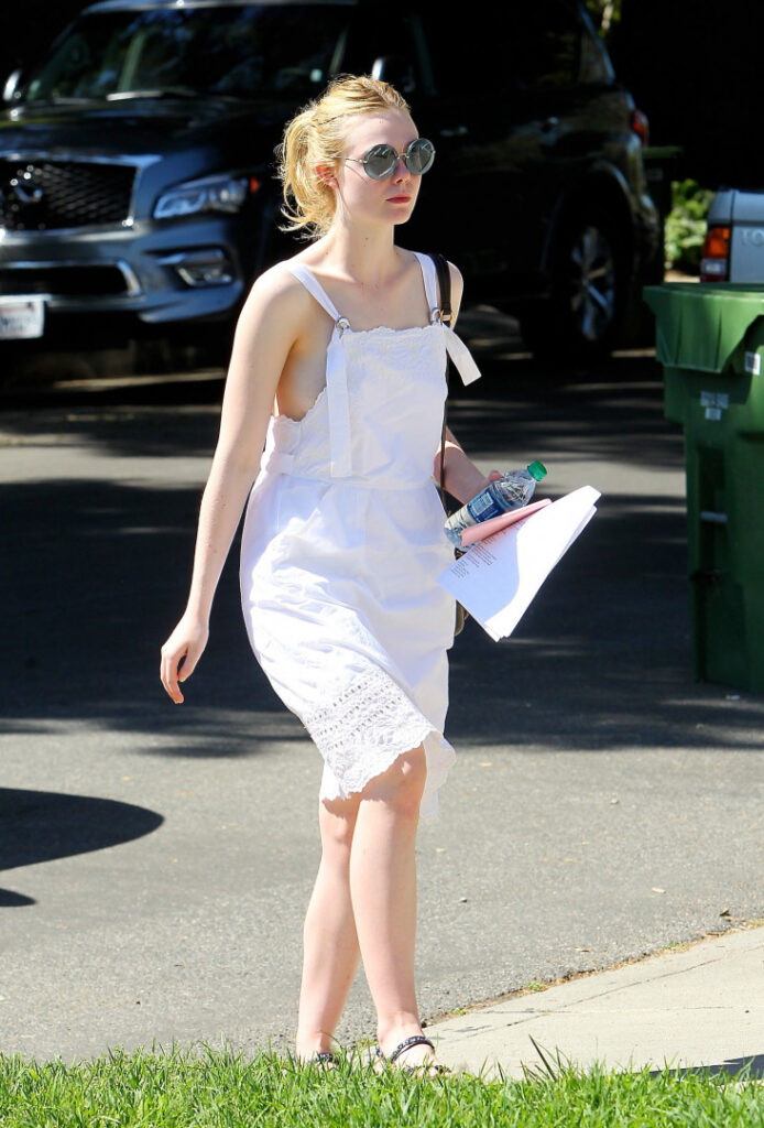 Celeb – Elle Fanning – Nude