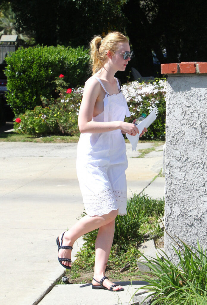 Celeb – Elle Fanning – Nude