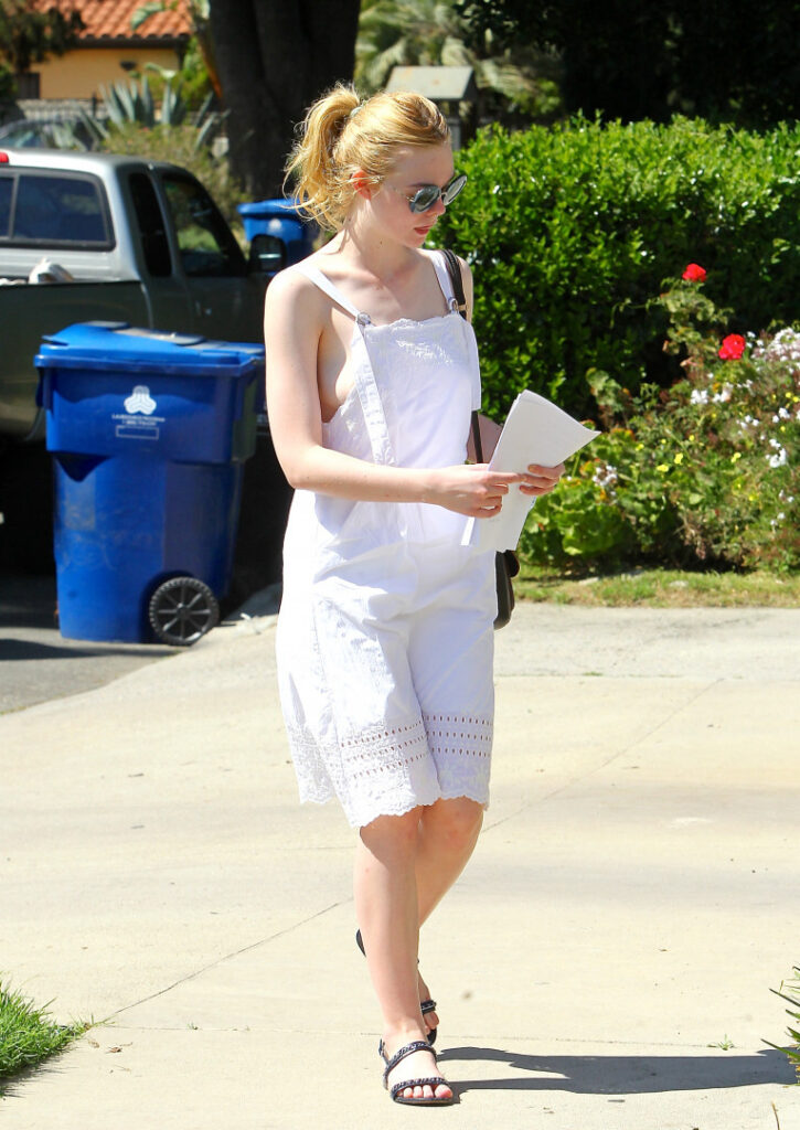 Celeb – Elle Fanning – Nude