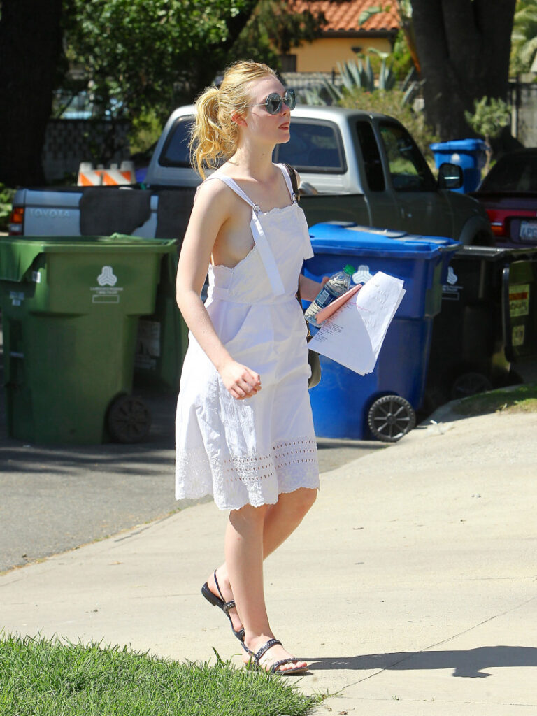 Celeb – Elle Fanning – Nude