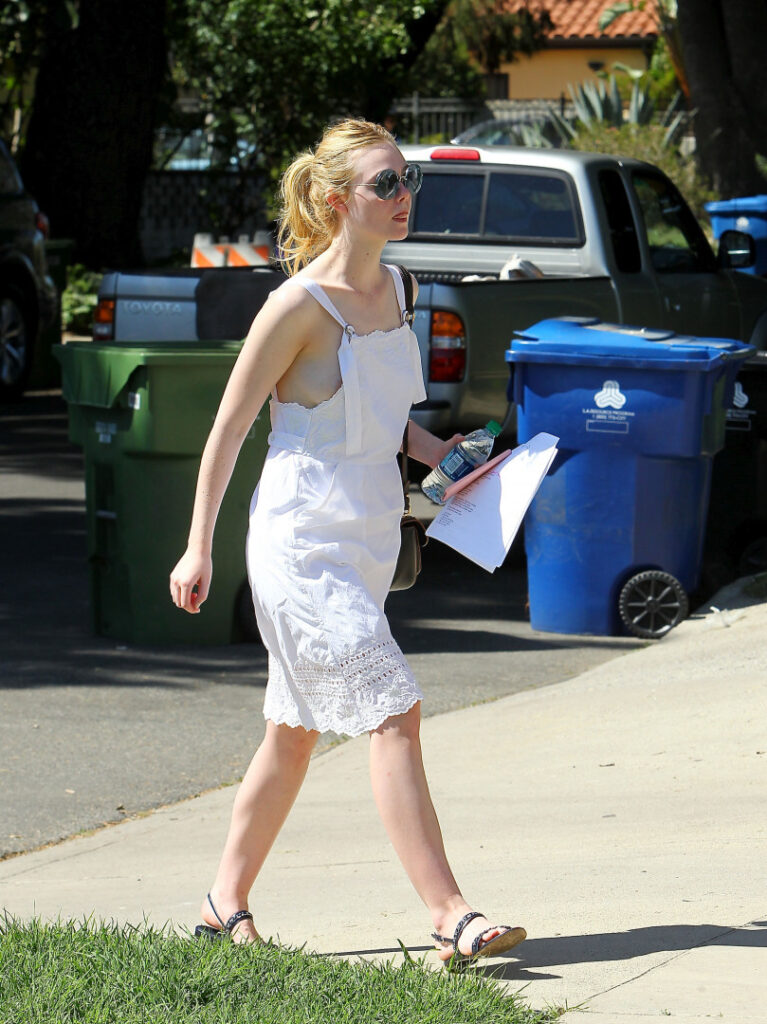 Celeb – Elle Fanning – Nude