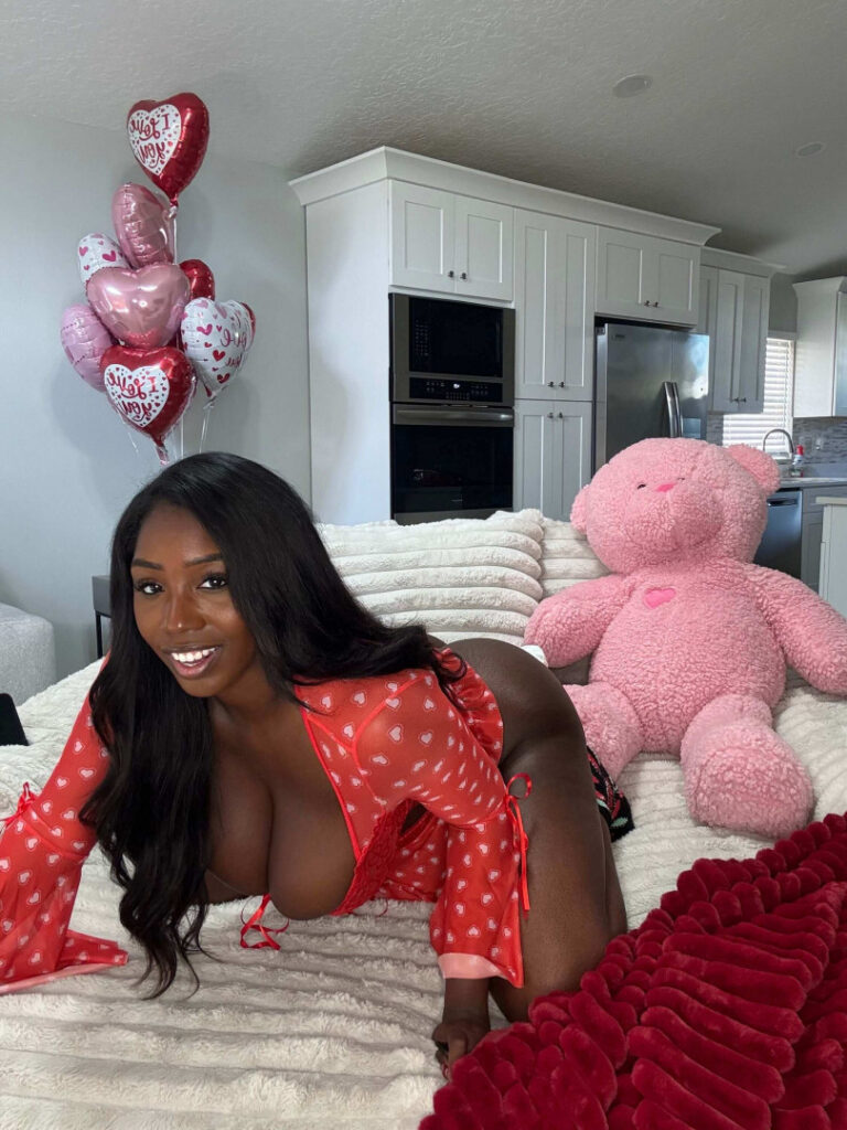 Instagram – T H I C C – Ebony – Ellie The Empress – Nude