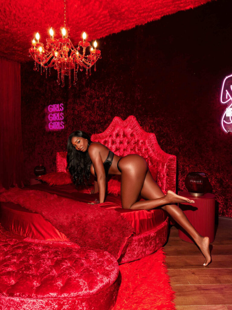 Instagram – T H I C C – Ebony – Ellie The Empress – Nude