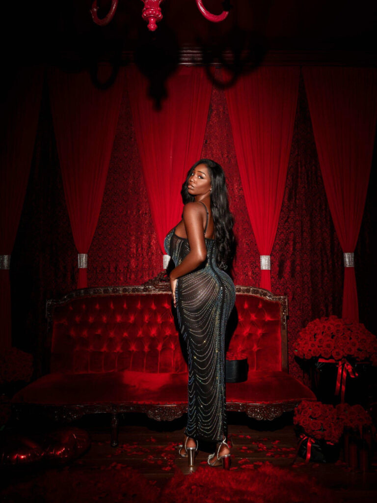 Instagram – T H I C C – Ebony – Ellie The Empress – Nude