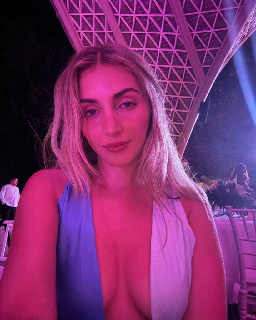 Youtube – Emelia Hartford – Nude