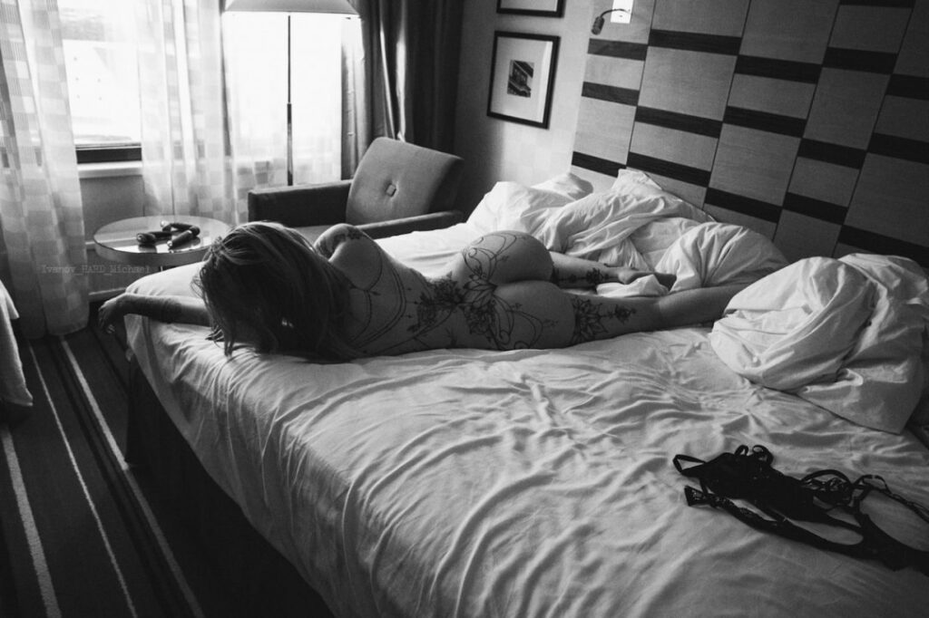 Instagram – hell_voron – Nude