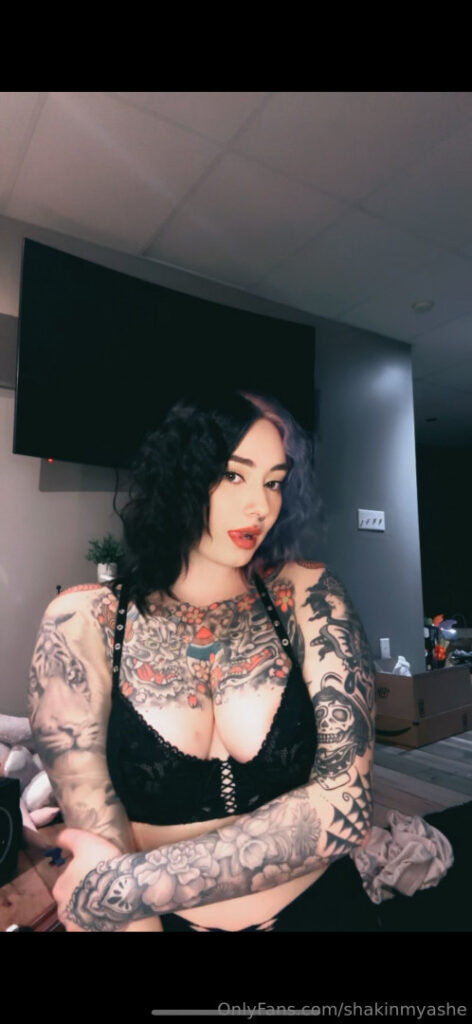 OnlyFans – hotdogflavouredwaterr  shakinmyashe – Nude Leaks