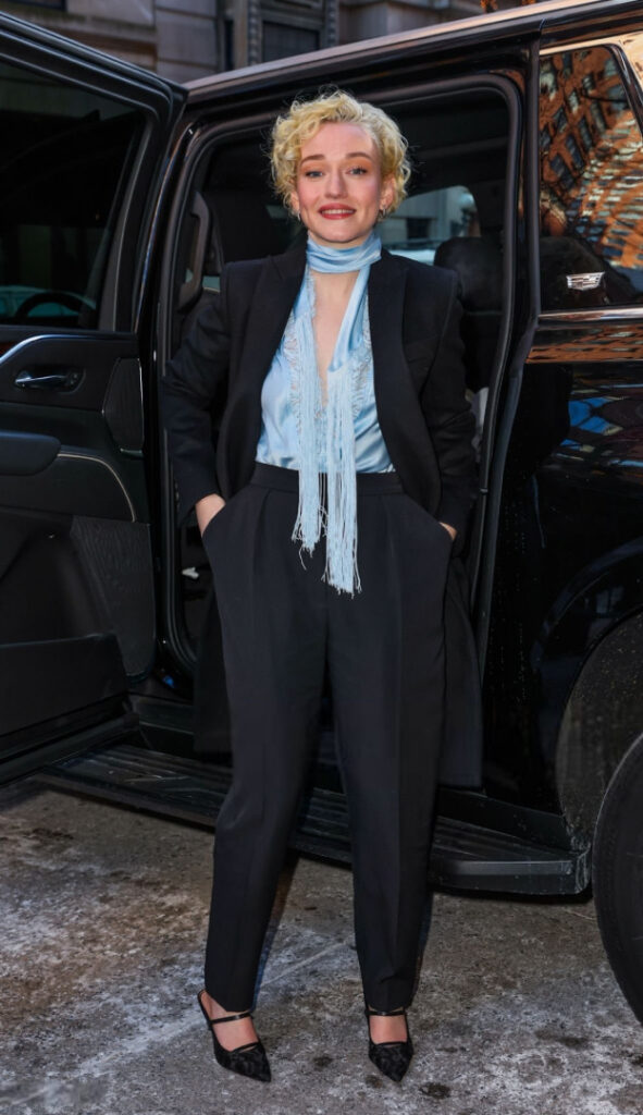 Celeb – Julia Garner – Nude