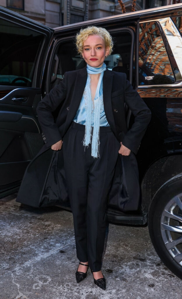 Celeb – Julia Garner – Nude