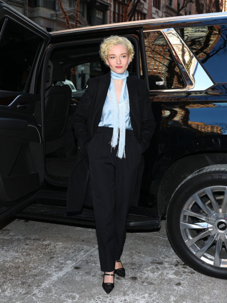 Celeb – Julia Garner – Nude