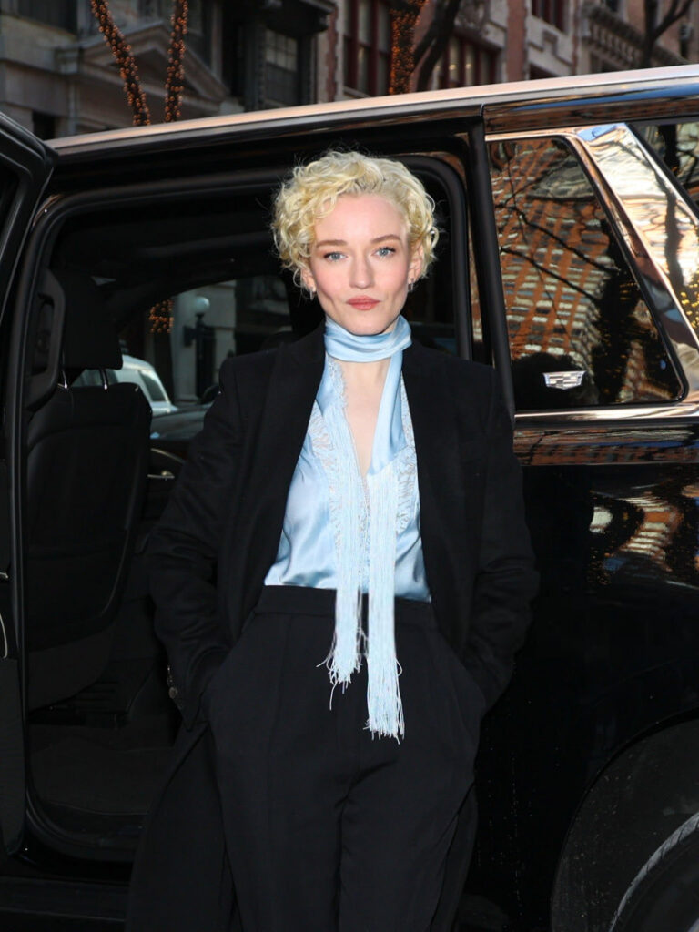 Celeb – Julia Garner – Nude