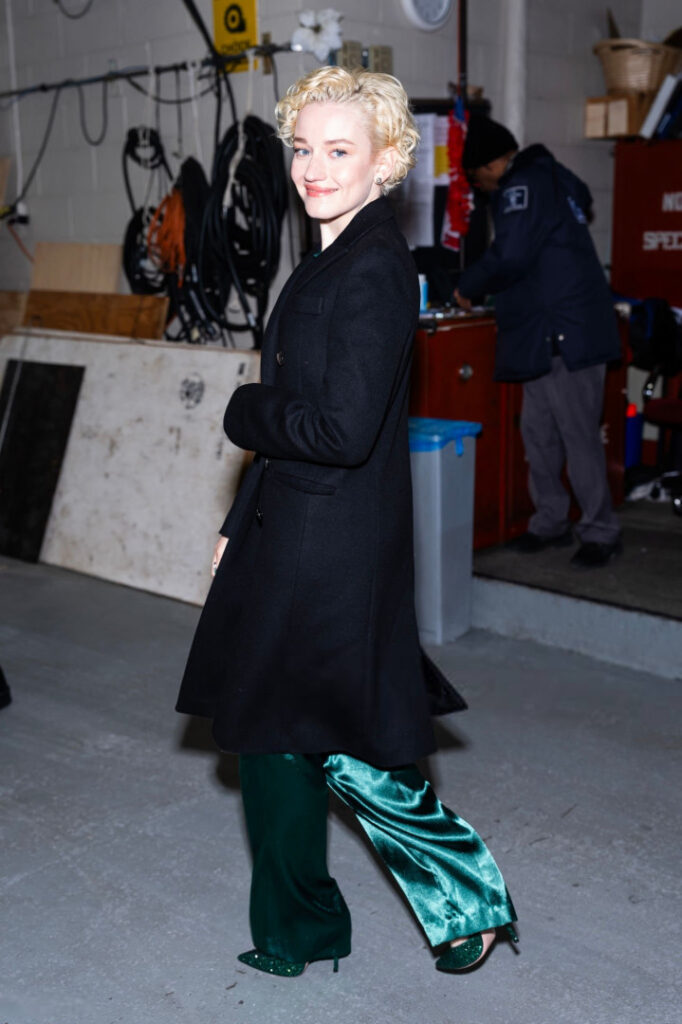 Celeb – Julia Garner – Nude