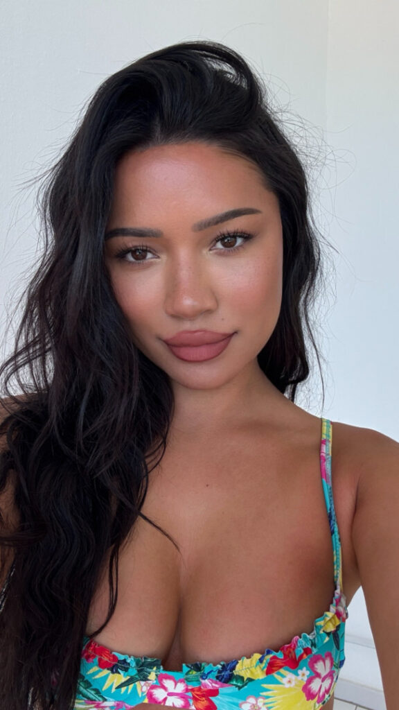 Instagram – Julia Kelly – Nude