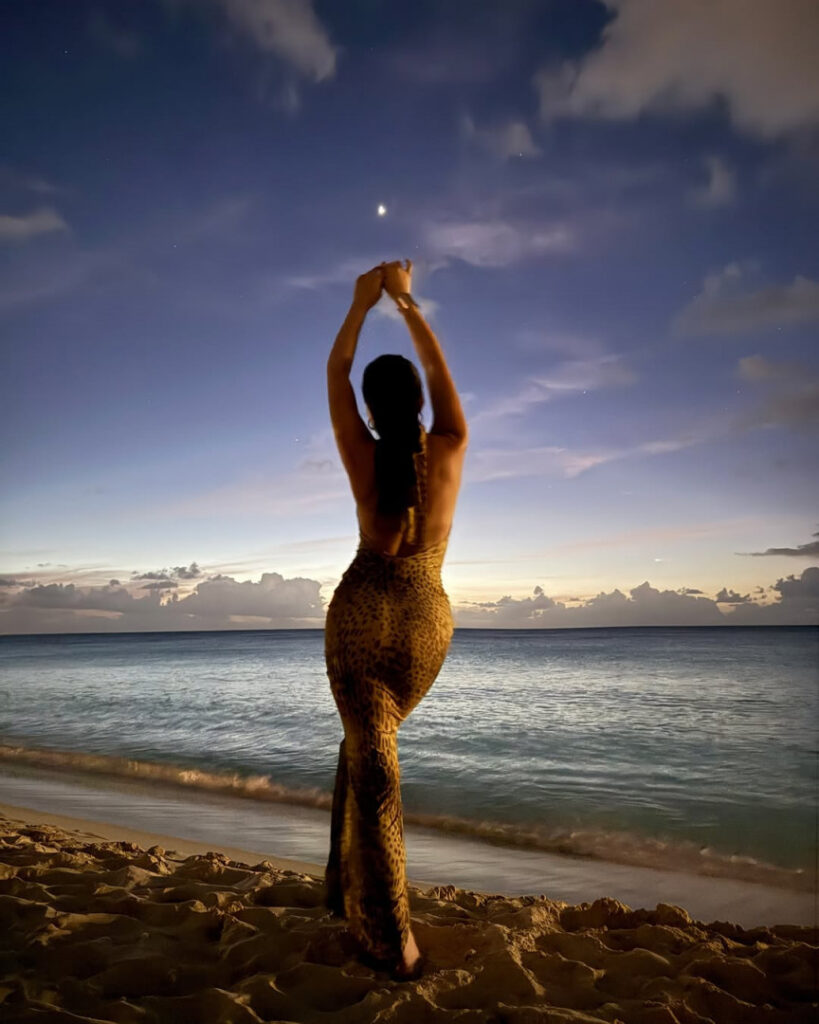 Instagram – Julia Kelly – Nude