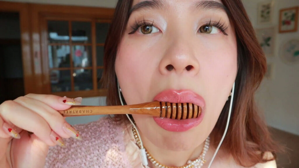 ASMR – Youtube – Lin ASMR – Nude