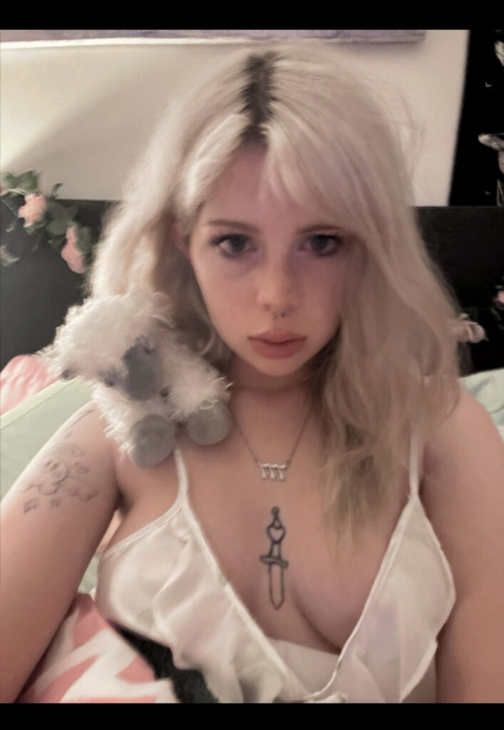 TikTok – Instagram – Petite – Olive / Knifegal / juulrat / oliveheld – Nude Leaks