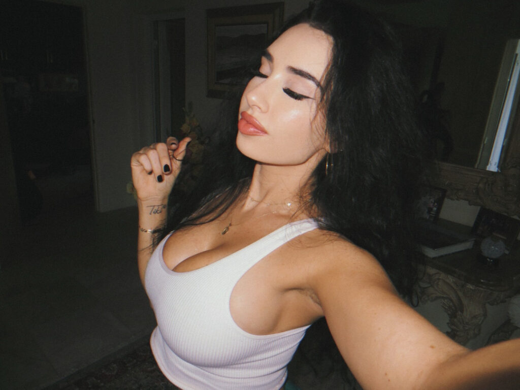 Instagram – Paris Dylan aka Paris Roxanne aka Kacey Preston – Nude