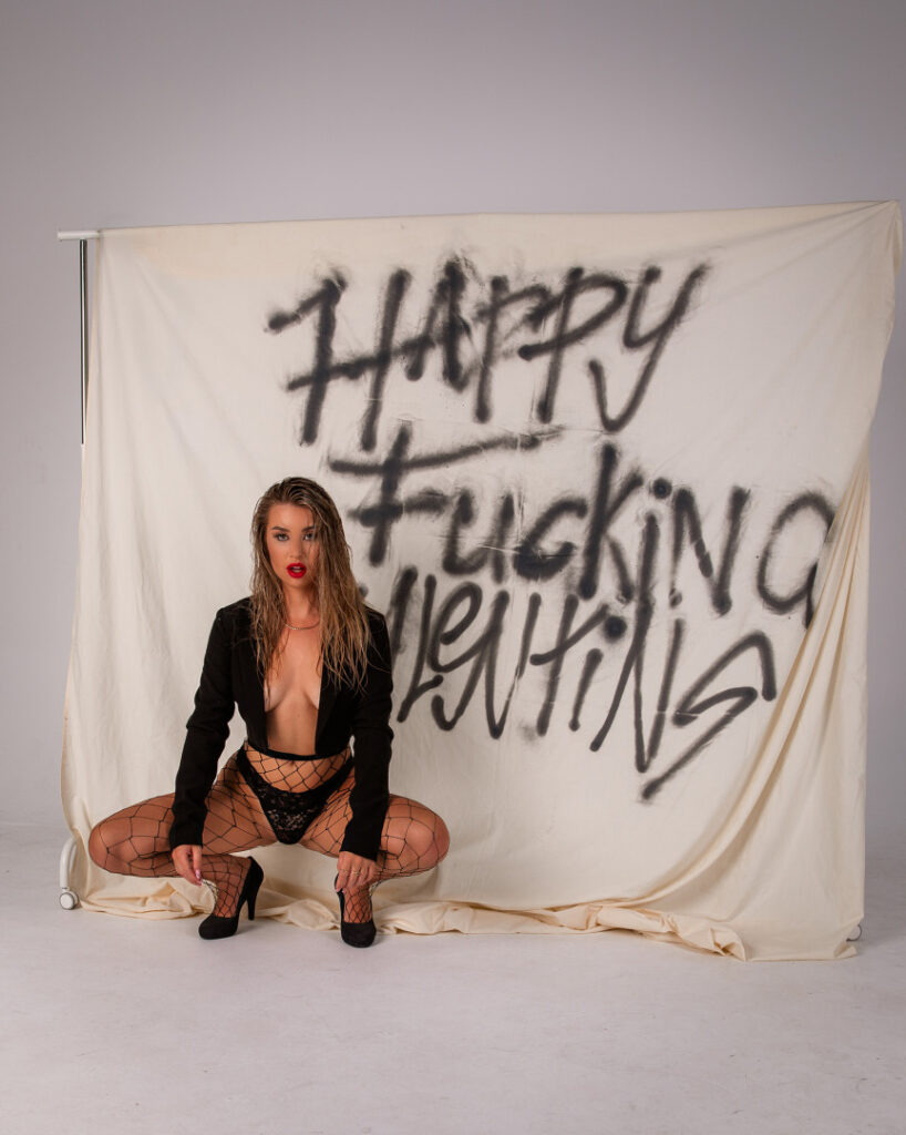 Instagram – Penny Edwards / penny_edwards – Nude