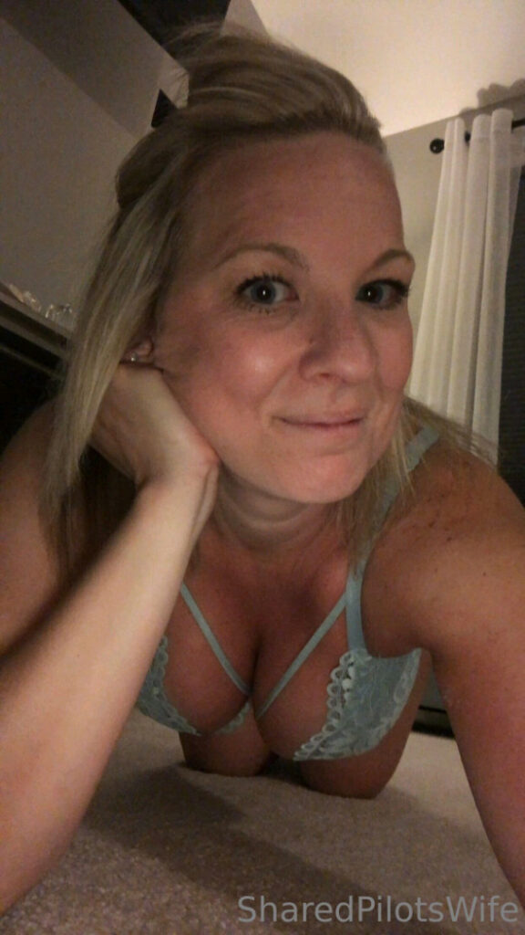 OnlyFans – MILF – Sharedpilotswife – Nude Leaks