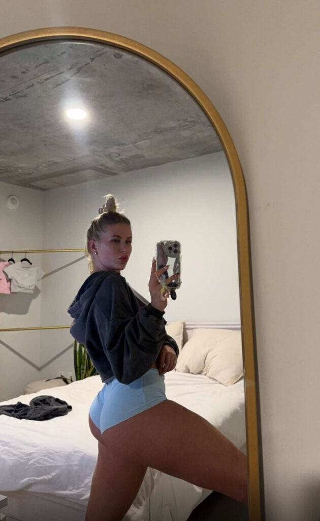 Instagram – T H I C C – Simone Christensen – Nude