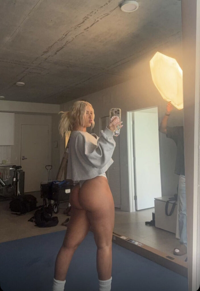 Instagram – T H I C C – Simone Christensen – Nude