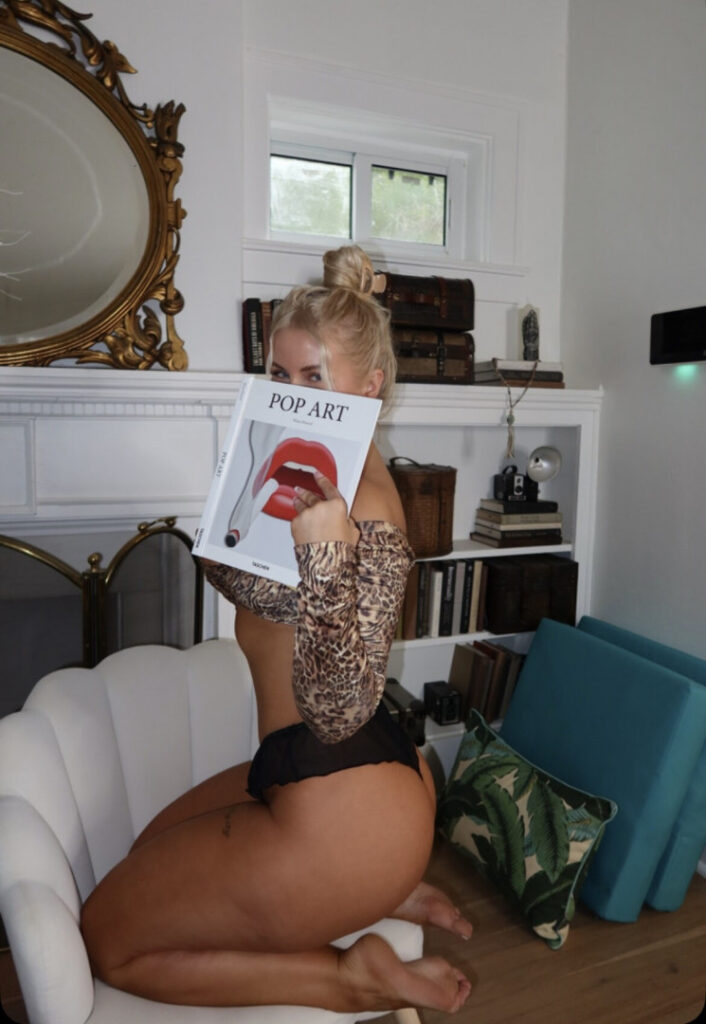 Instagram – T H I C C – Simone Christensen – Nude